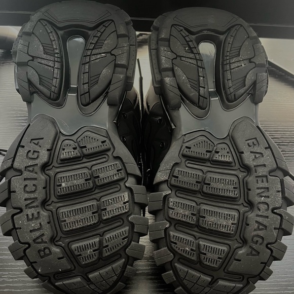 Balenciaga Tracks
Black
Size 9
Amazing condition
Will be shipped in 1-3 days - Picture 2 of 6